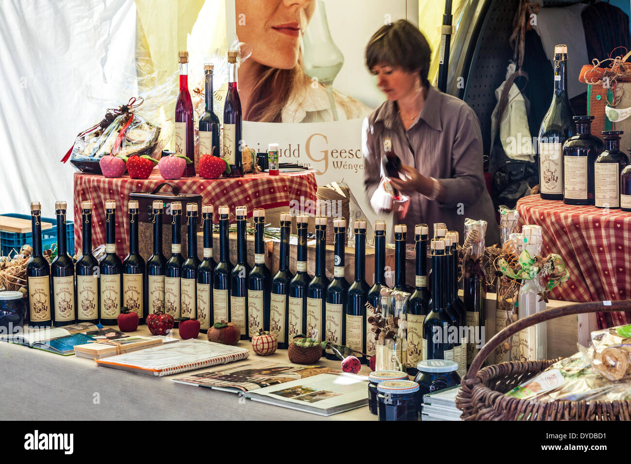 Ein Stall zu verkaufen eine Reihe von klaren Frucht Schnäpse bekannt als Eau De Vie auf dem Markt in der Place Guillaume II in Luxemburg. Stockfoto