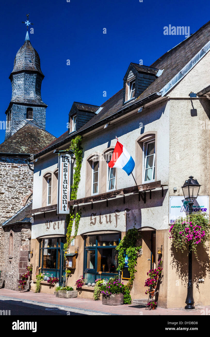 Ein Restaurant in dem hübschen Dorf Vianden in Luxemburg. Stockfoto