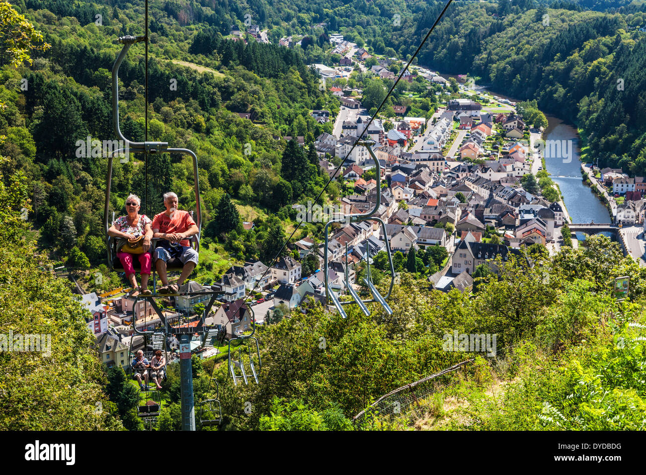 Ein Ehepaar mittleren Alters nehmen den Sessellift auf Schloss Vianden in Luxemburg mit Blick auf das Dorf und Fluss unsere unten. Stockfoto