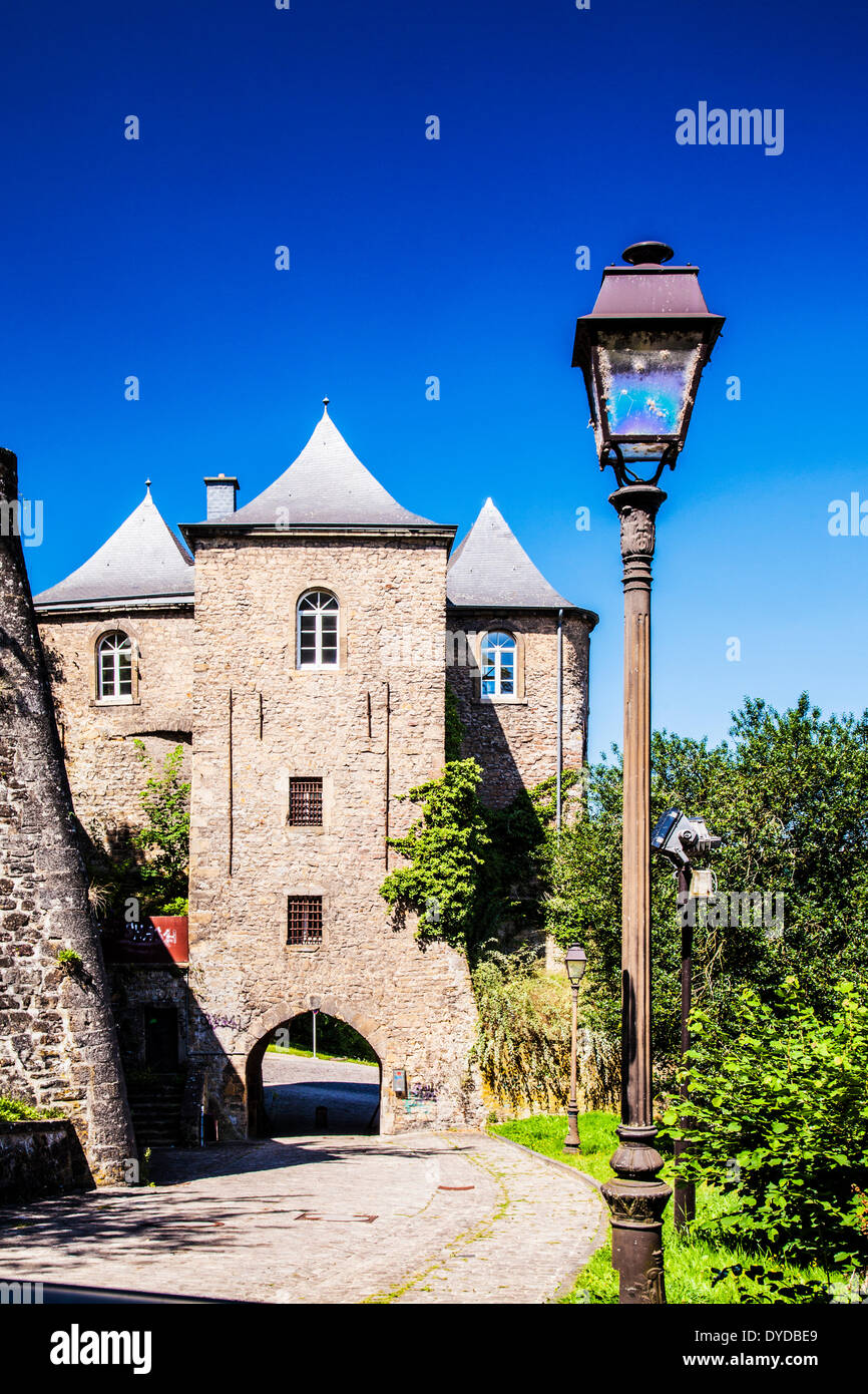 Die drei Türme einer alten Festung, die die äußere Grenze der mittelalterlichen Stadt Luxemburg gekennzeichnet. Stockfoto