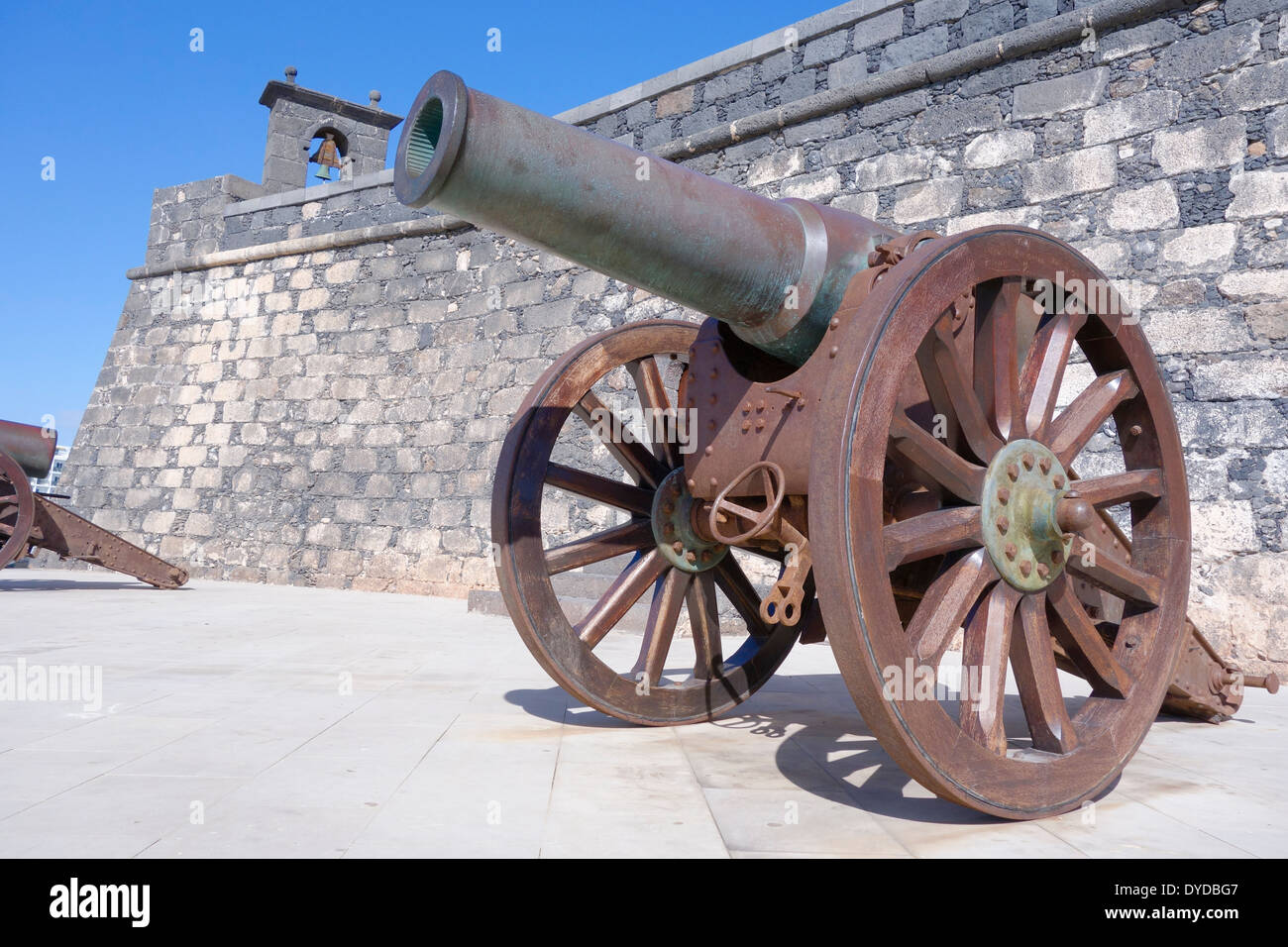 Spanien, Lanzarote, Arrecife. Kanone außerhalb der Mauern der das Castillo de San Gabriel (San Gabriel Schloss) Stockfoto