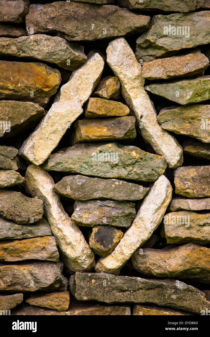 Ausschnitt aus einer Trockensteinmauer in Yorkshire. Stockfoto