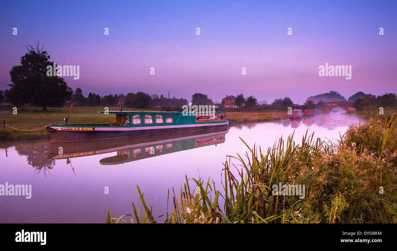 Narrowboats auf den Ashby Kanal bei Shackerstone in der Morgendämmerung. Stockfoto