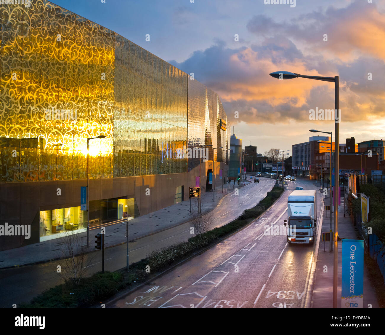 Blick auf Vaughan Weg und die Highcross shopping Komplex in Leicester bei Sonnenuntergang. Stockfoto