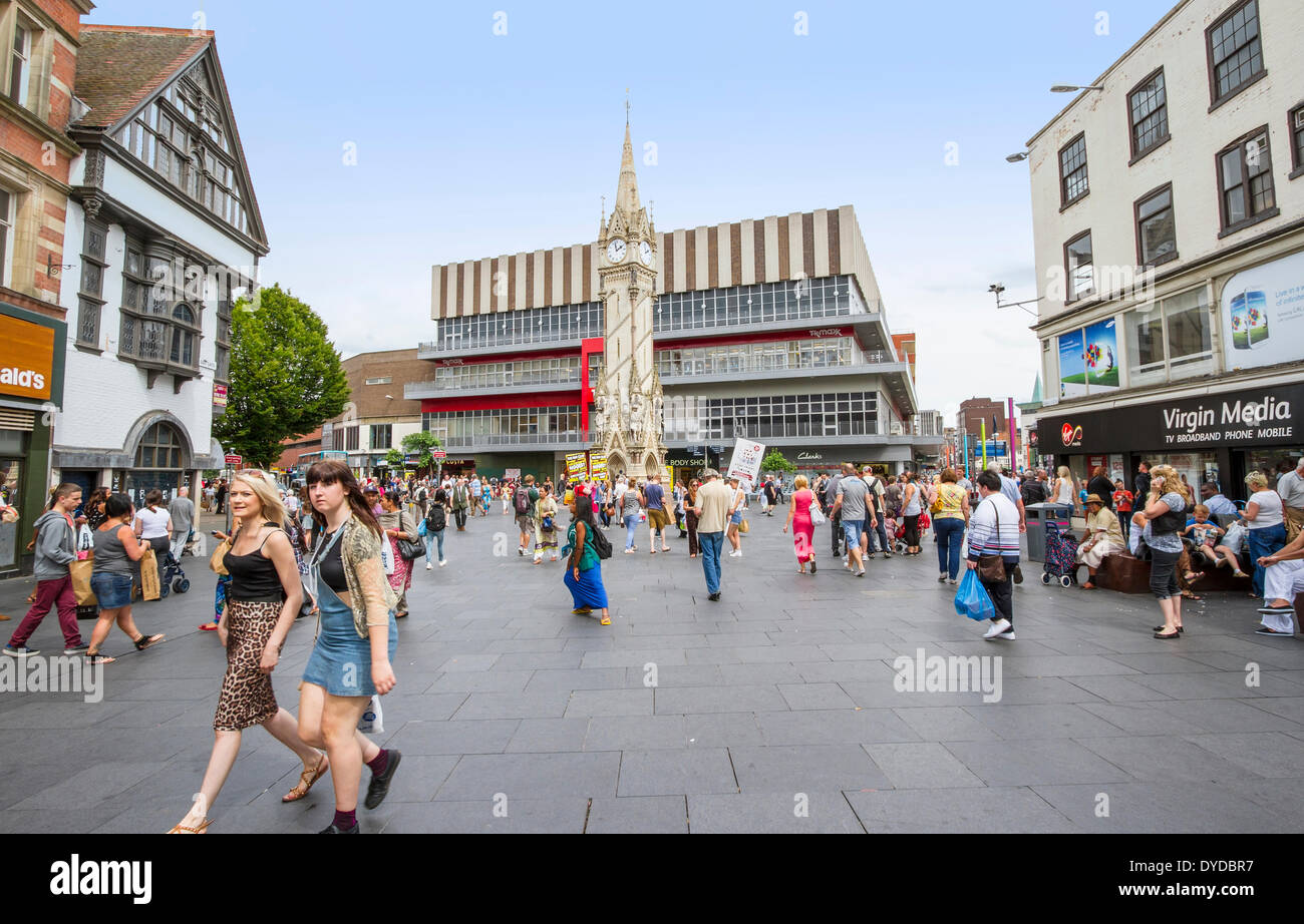 Zeigen Sie High Street in Leicester hinunter auf die Turmuhr zugehen an. Stockfoto