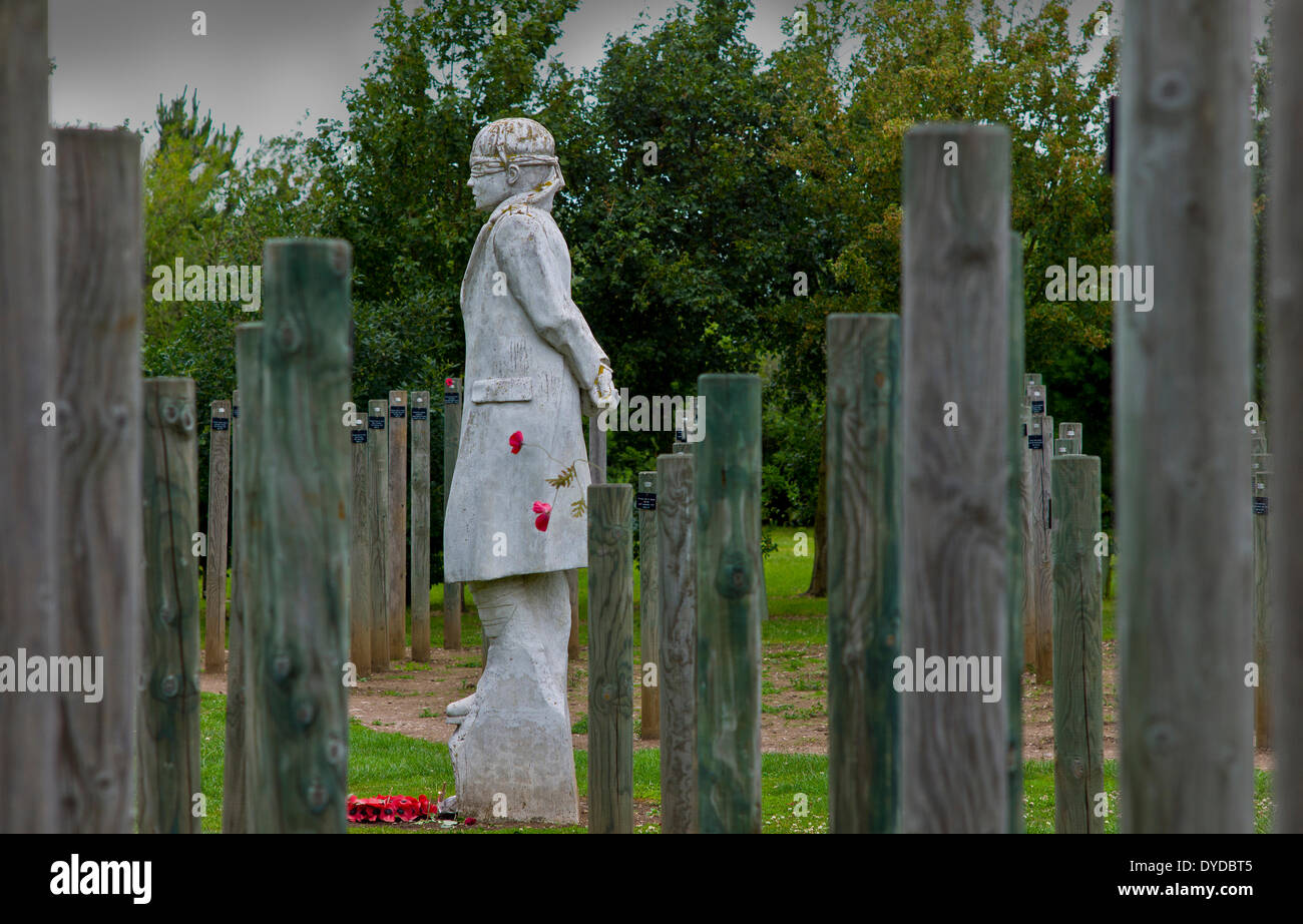 Der Schuss auf Dawn Memorial an der National Memorial Arboretum in der Nähe von Alrewas in Staffordshire in Erinnerung an die 306 Briten und Comm Stockfoto