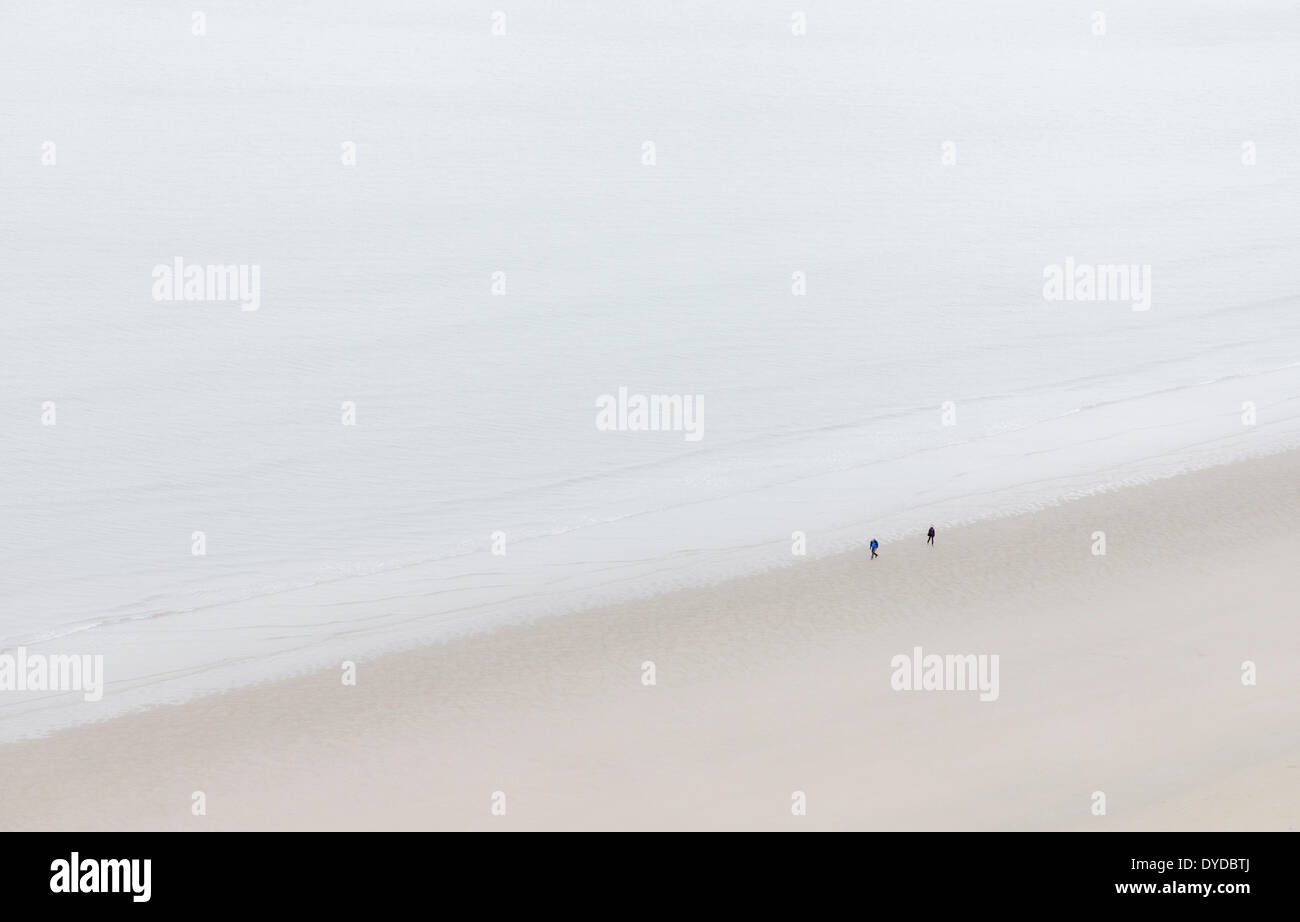 Zwei Personen an einem Strand. Stockfoto