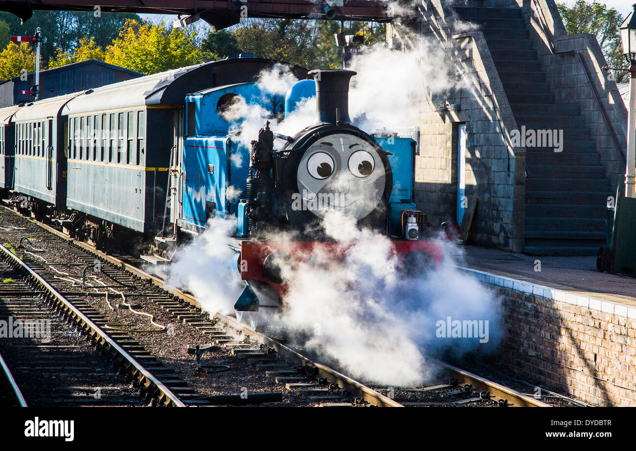 Thomas the Tank Engine bewegt sich entlang Nene Valley Railway. Stockfoto
