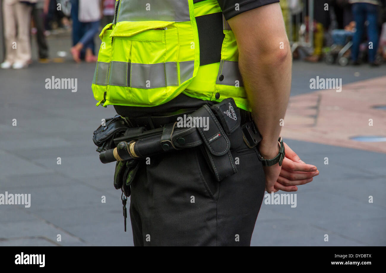 Nahaufnahme von Polizist zeigt die Ausrüstung, die sie tragen. Stockfoto