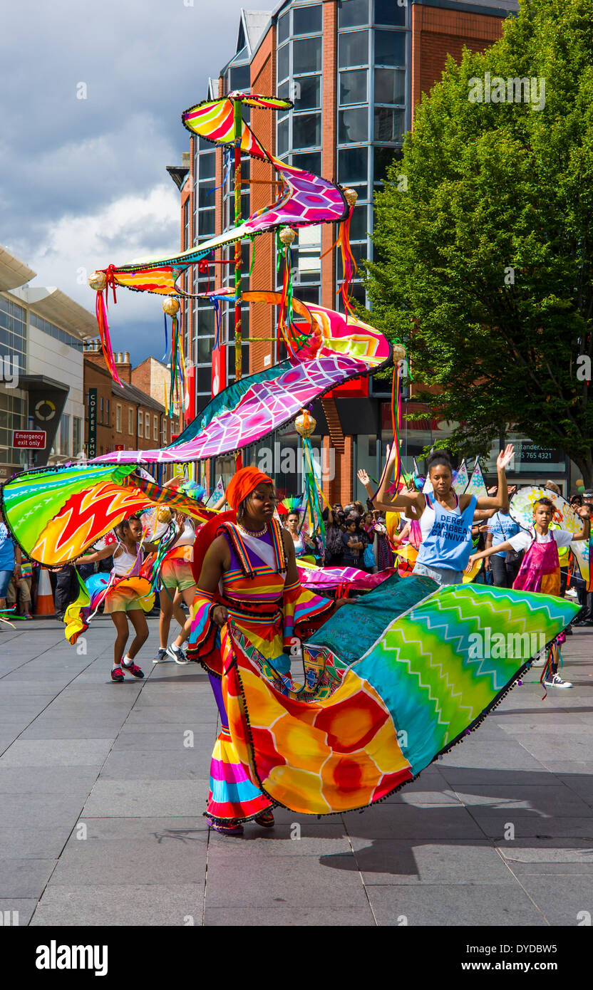 Kostümierte Tänzer bei Leicester karibischen Karneval. Stockfoto