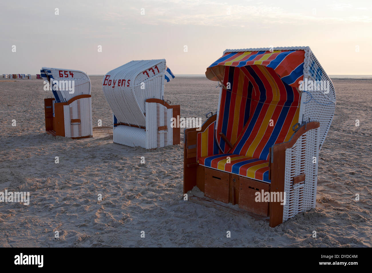 Traditionelle Strand Liegestühle am Strand stehen. Stockfoto