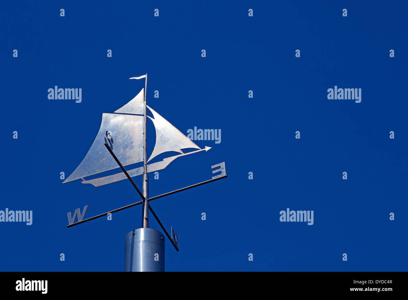 Wetterfahne in Form einer Segelyacht. Stockfoto