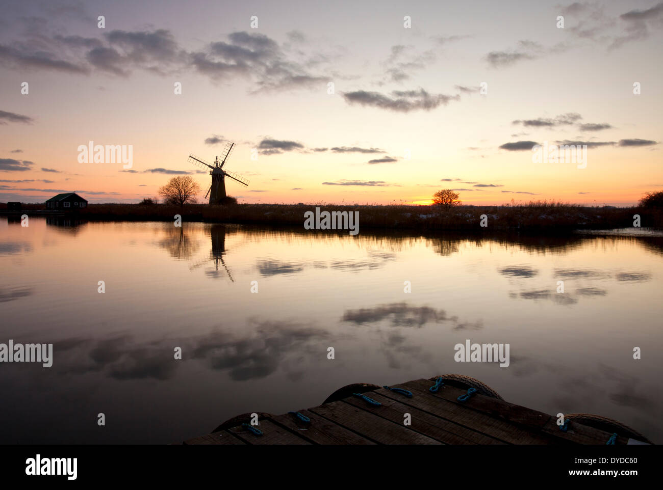 St Benets Entwässerung Mühle spiegelt sich in den Fluß Thurne auf den Norfolk Broads. Stockfoto