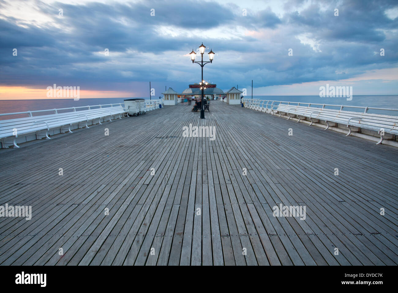 Cromer Pier in der Abenddämmerung auf der nördlichen Küste von Norfolk. Stockfoto