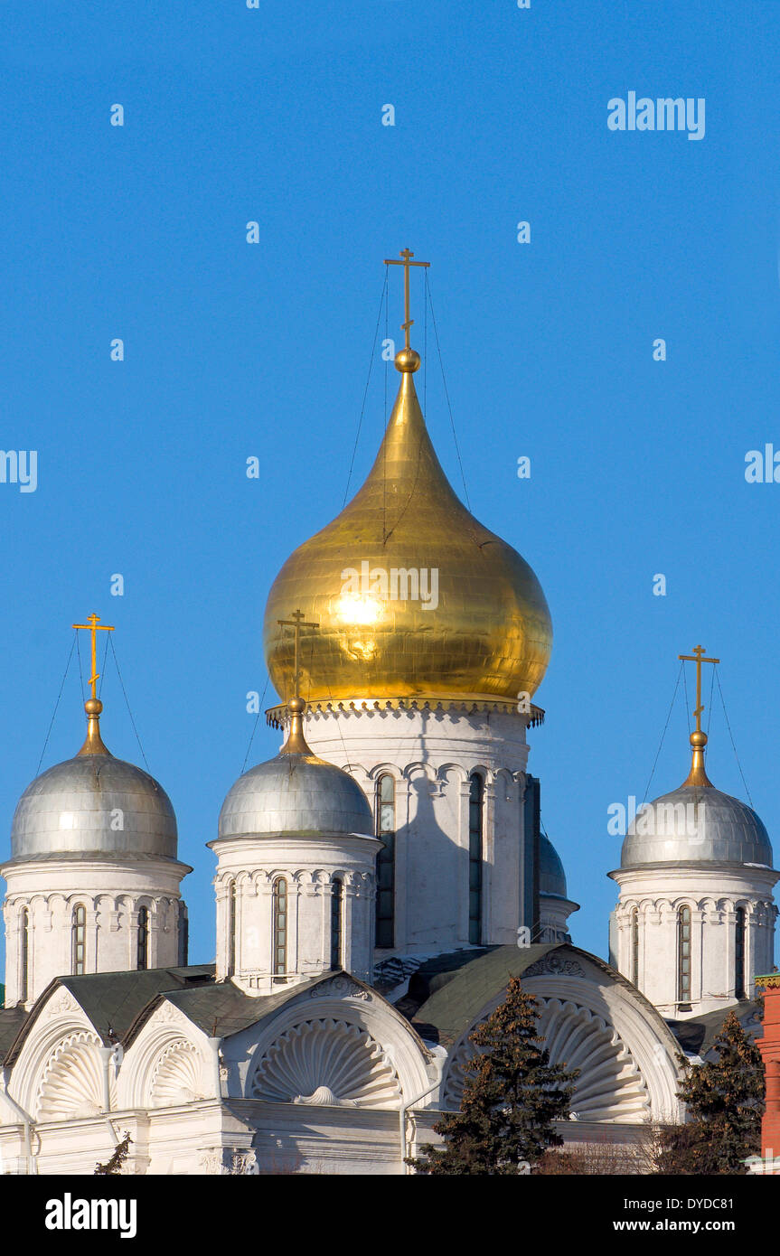 Ein Blick auf die Erzengel-Michael-Kathedrale im Kreml in Moskau. Stockfoto