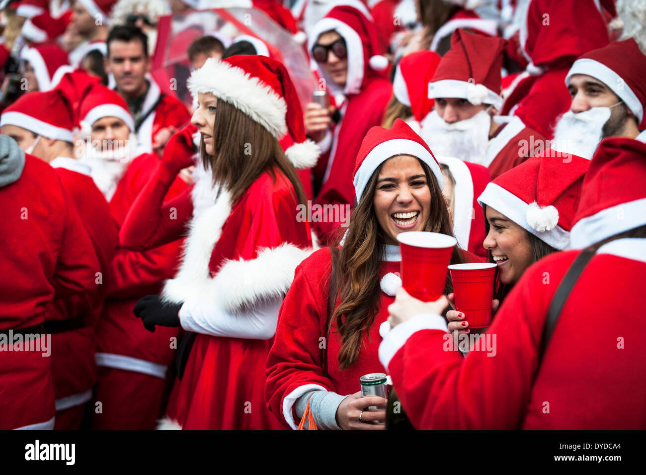 Hunderte von Weihnachtsmänner sammeln auf den Stufen des St Pauls Cathedral, der jährlichen Santacon zu feiern. Stockfoto