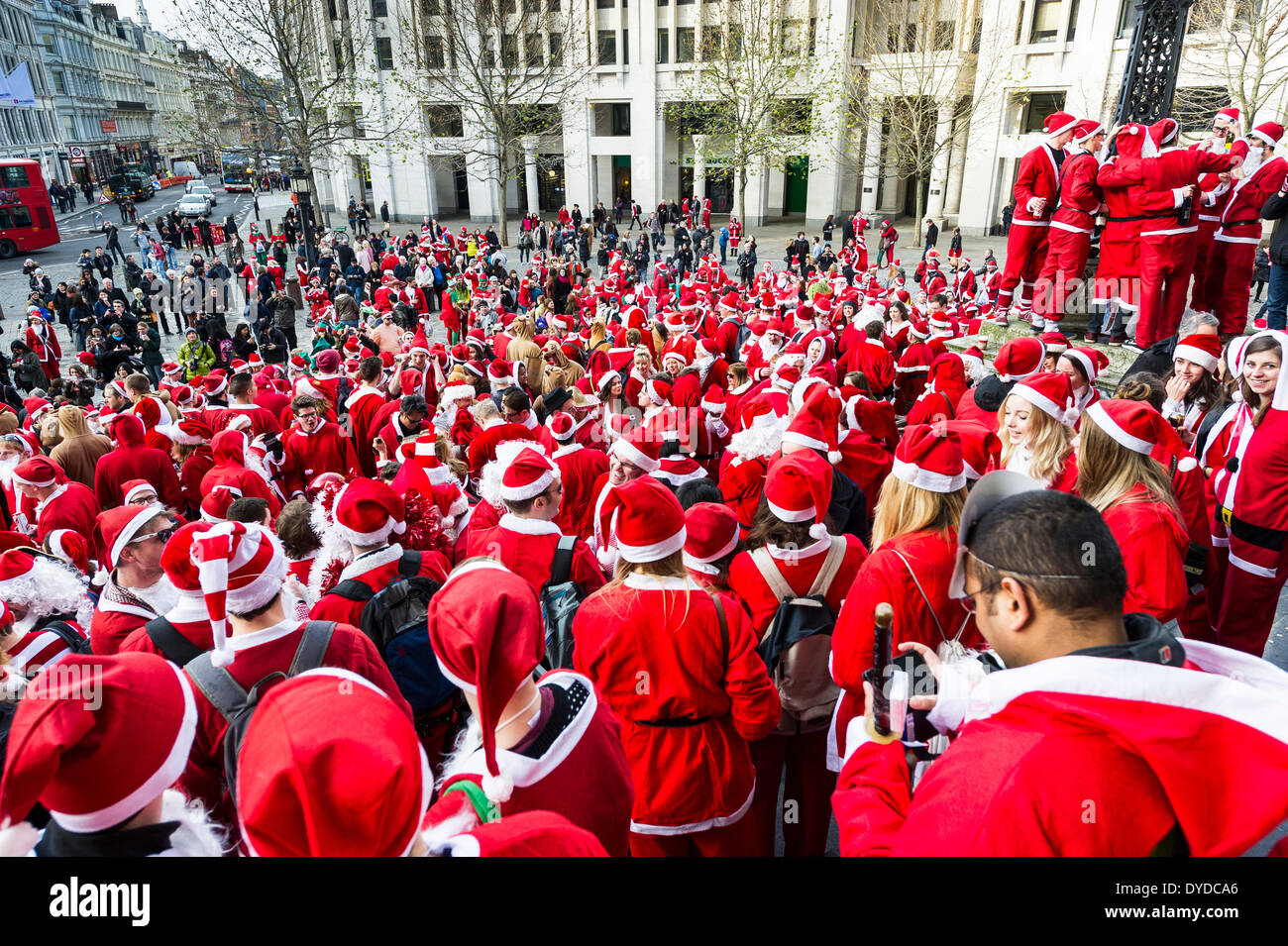 Eine Masse Versammlung von Santas treffen auf den Stufen des St Pauls Cathedral, der jährlichen Santacon zu feiern. Stockfoto