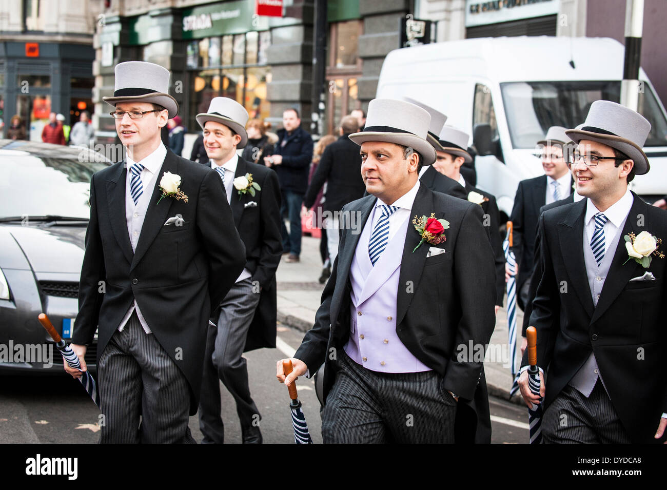 Eine Gruppe von Männern, die auf ihrem Weg zu einer Hochzeit Spitze Hüte tragen. Stockfoto