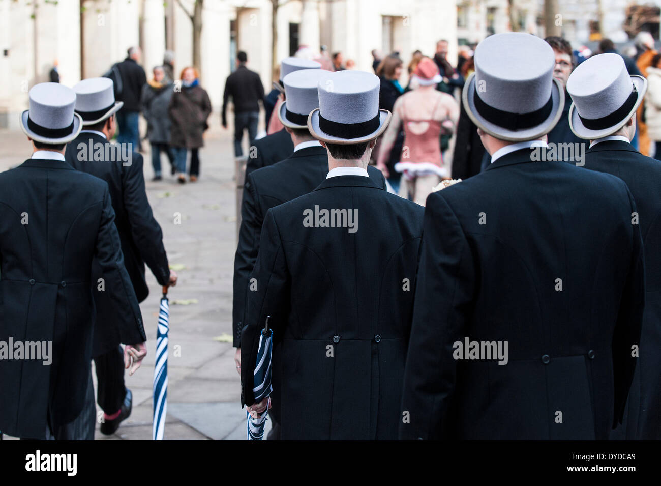 Eine Gruppe von Männern, die auf ihrem Weg zu einer Hochzeit Spitze Hüte tragen. Stockfoto