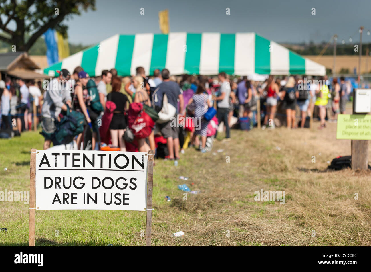 Ein Schild am Eingang der Brownstock-Festival-Warnung, die Drogen-Hunde sind im Einsatz. Stockfoto