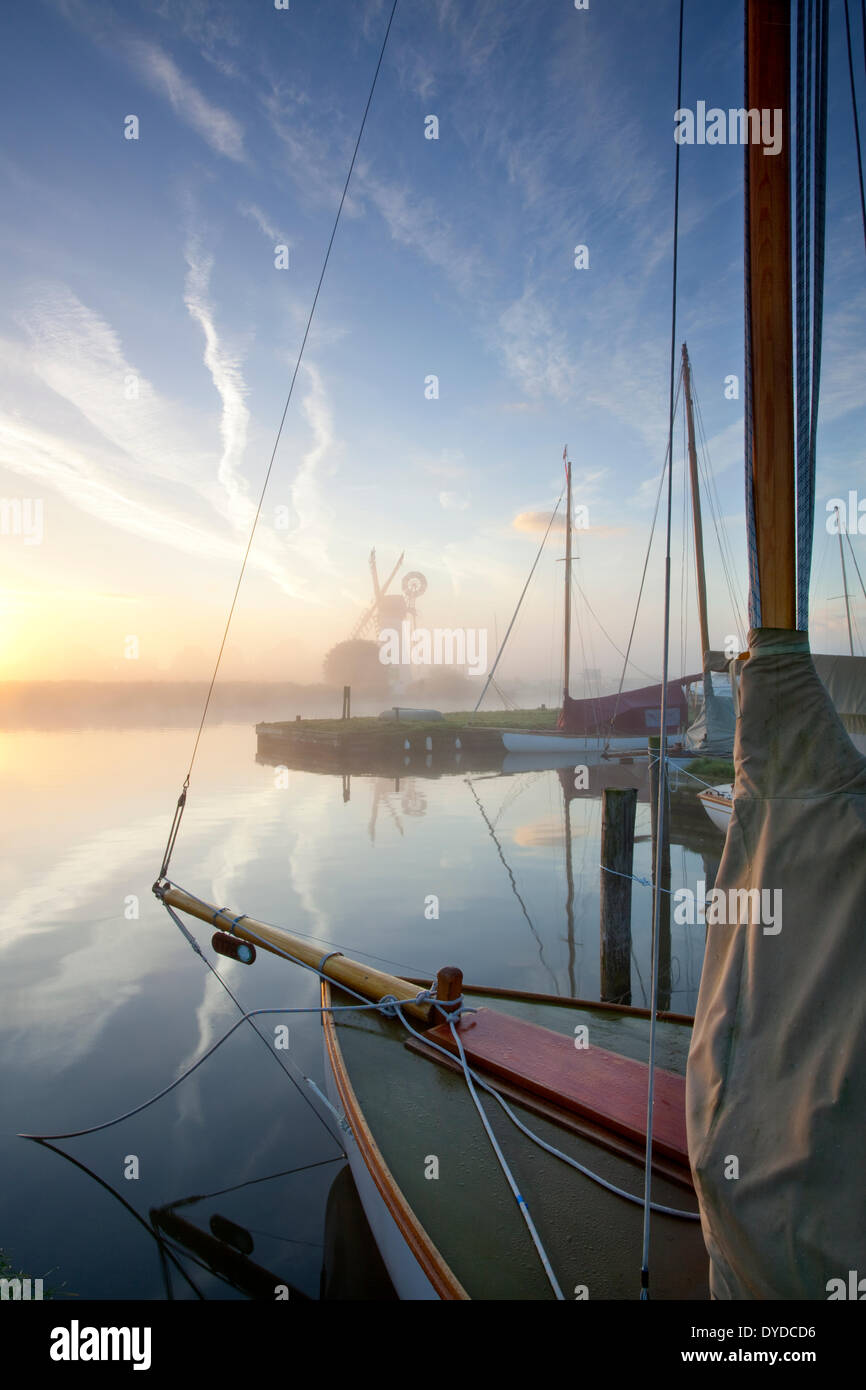 Thurne Mill bei Sonnenaufgang an einem nebligen Morgen auf den Norfolk Broads. Stockfoto