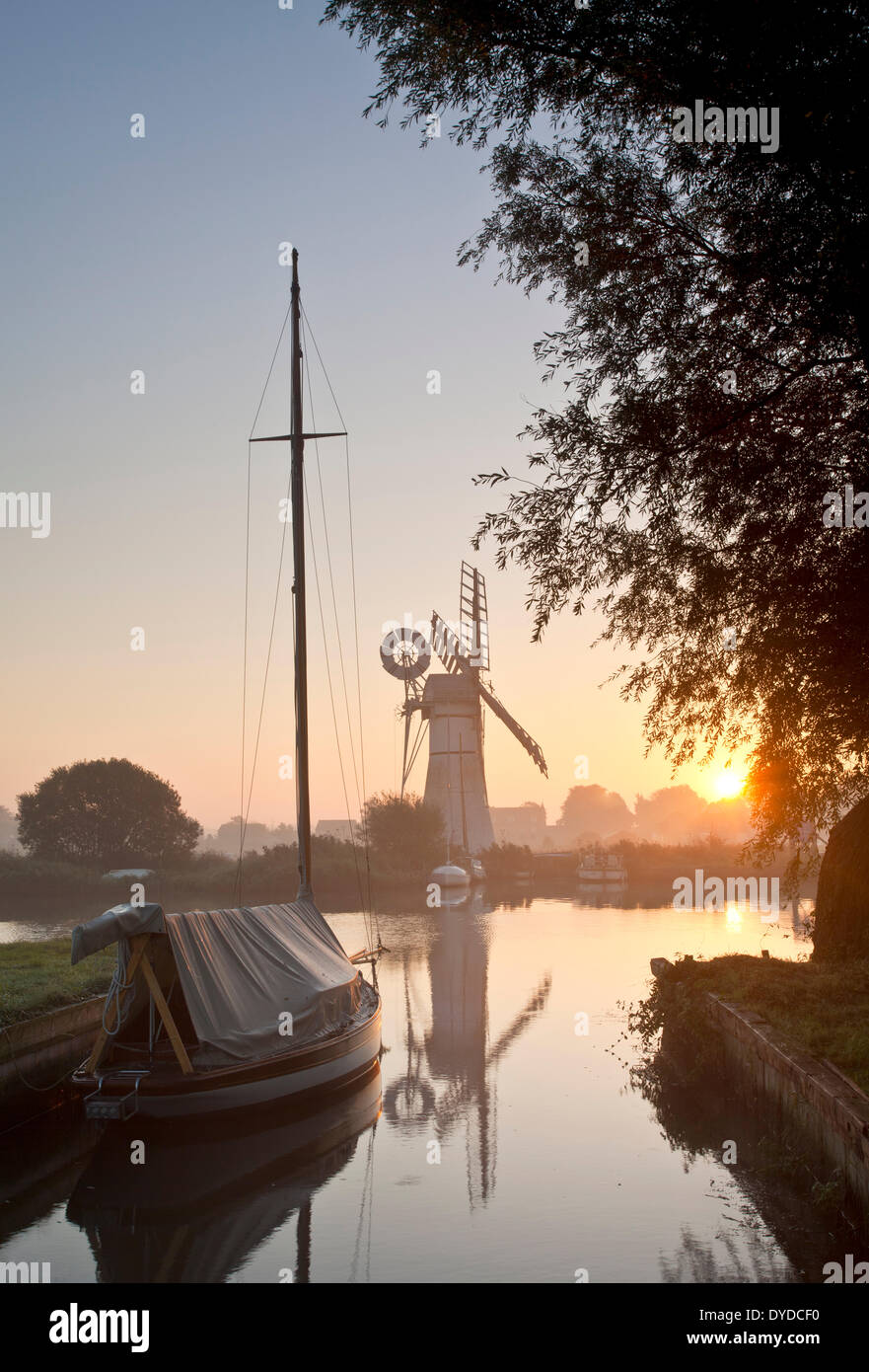 Thurne Entwässerung Mühle an einem nebligen Morgen auf den Norfolk Broads. Stockfoto