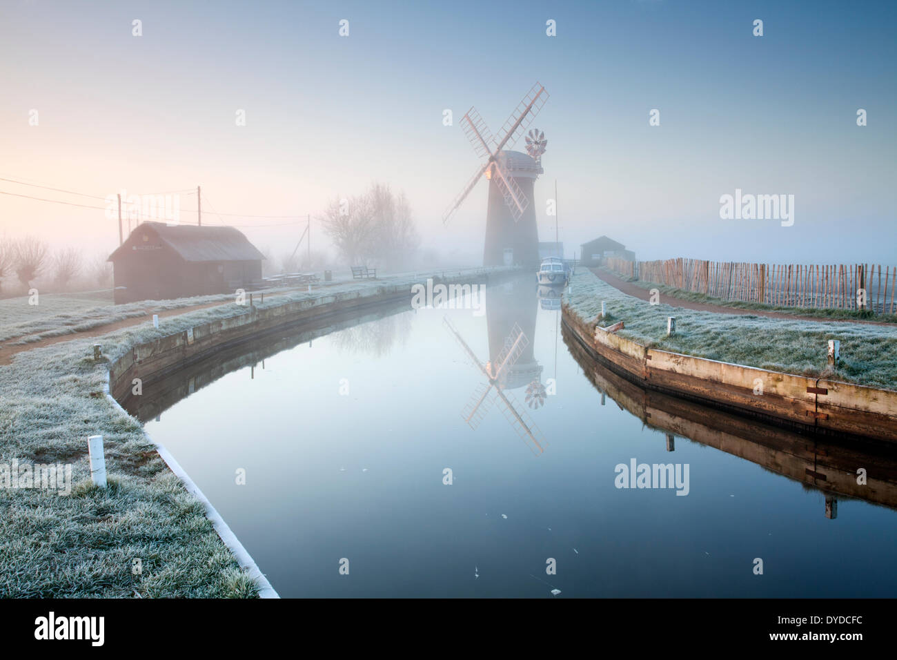 Horsey Drainage-Mühle bei Sonnenaufgang an einem Wintermorgen. Stockfoto