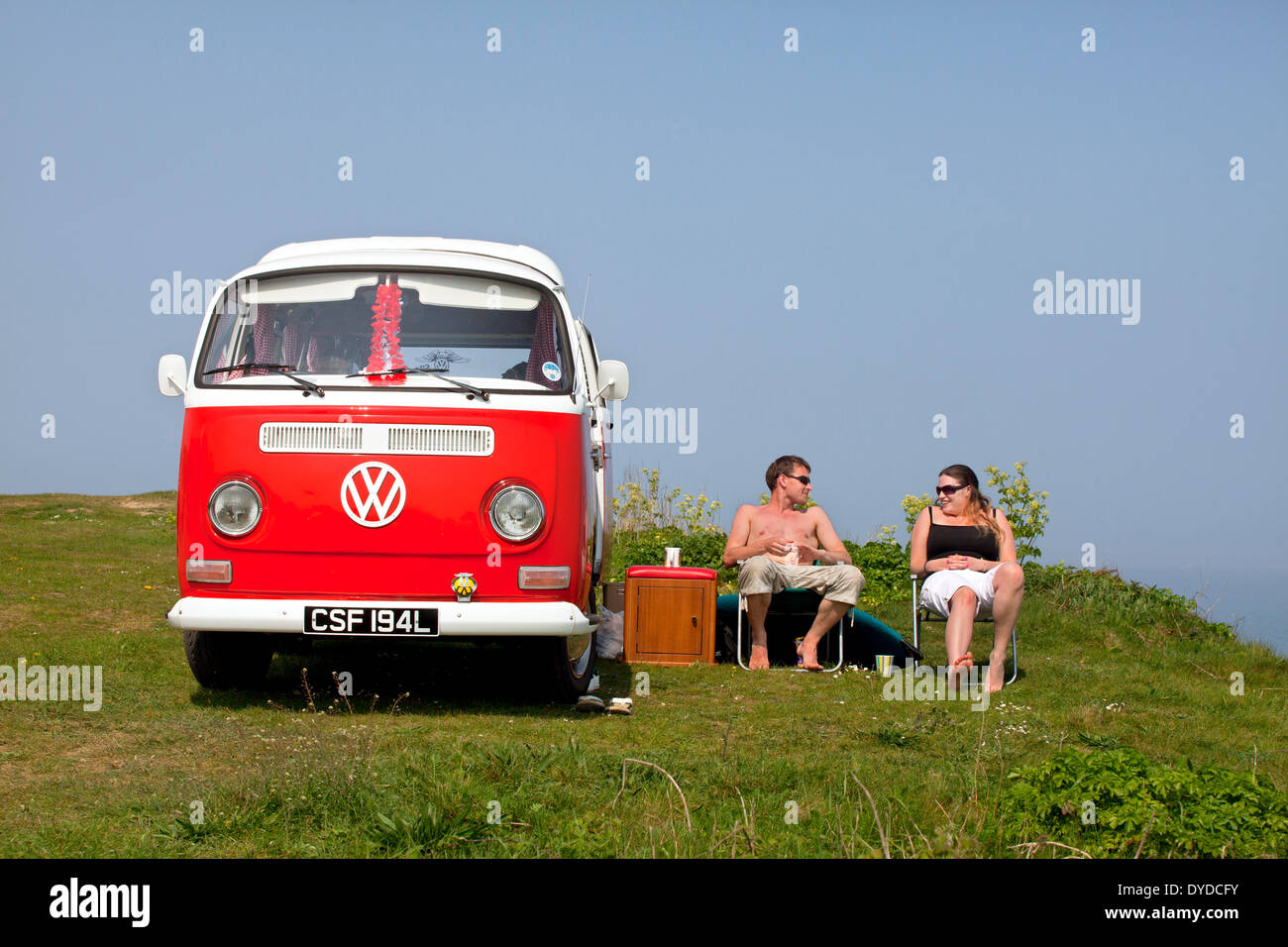 Ein junges Paar, camping in einem VW Campervan auf die rührende über Mundesley an der Küste von Norfolk. Stockfoto