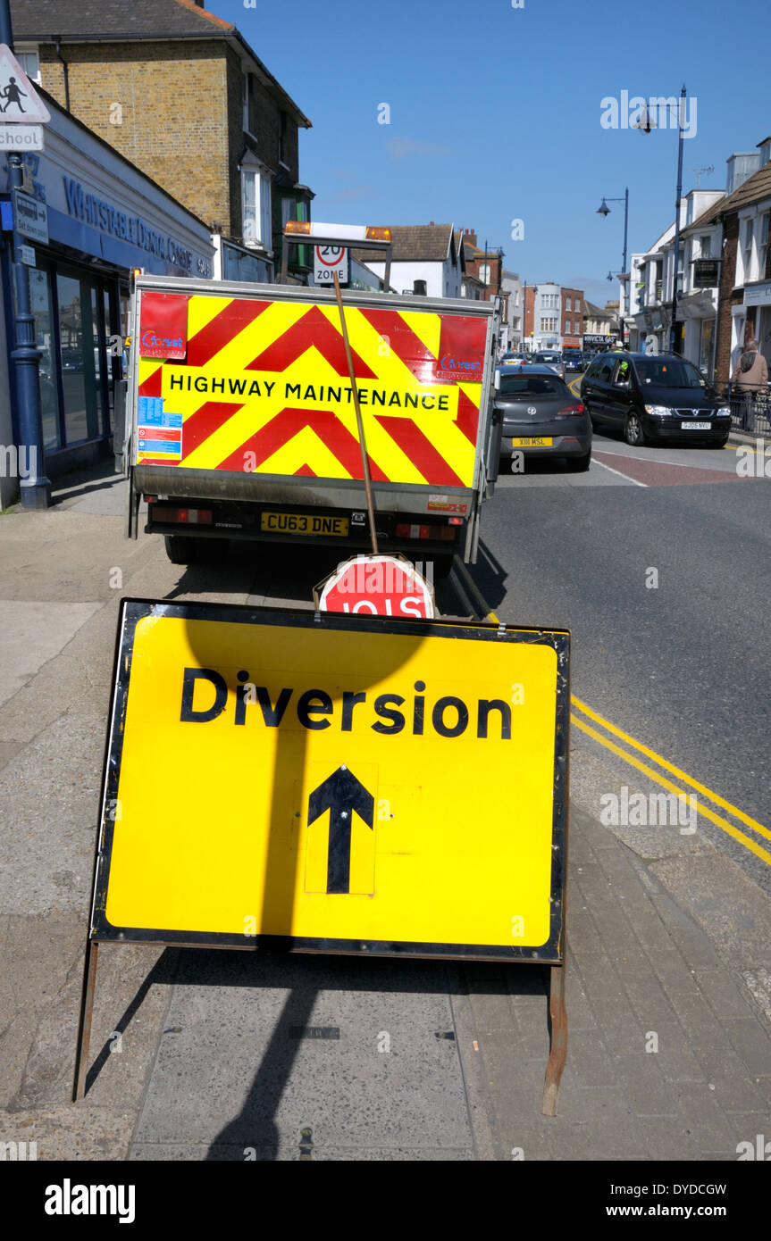 Whitstable, Kent, England, UK. Umleitung um Autobahn-Wartung-LKW Stockfoto
