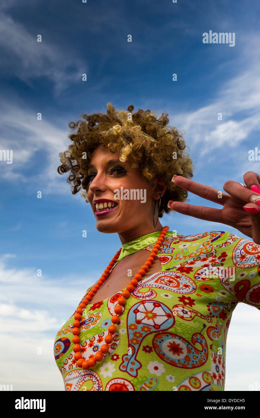 Eine Frau gekleidet im Stil der sechziger Jahre auf dem Brownstock Festival in Essex. Stockfoto