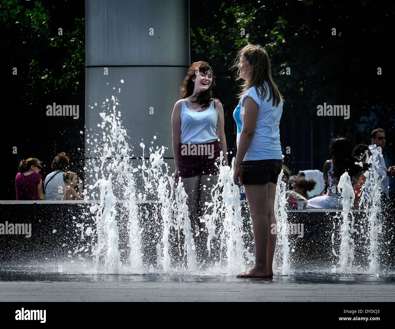 Zwei Mädchen spielen in den Brunnen auf der South Bank in London. Stockfoto