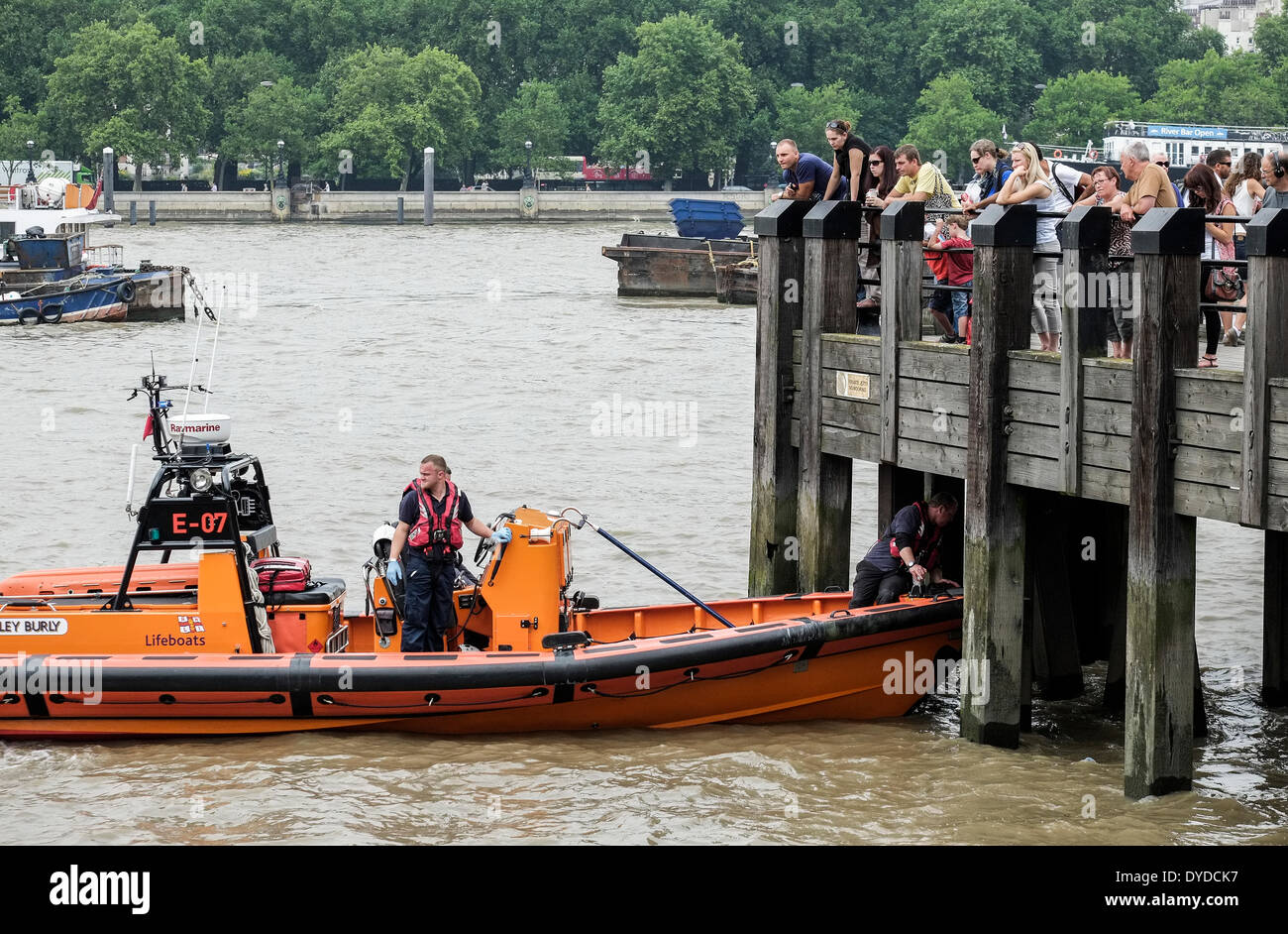 Mitglieder der öffentlichen Uhr die Mannschaft der RNLI-Boot Hurley stämmigen suchen die Themse für den Körper. Stockfoto
