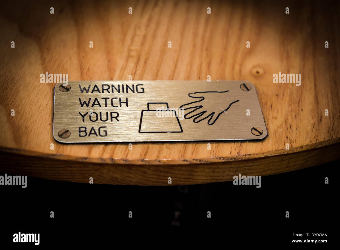Ein Zeichen an eine Tabelle Warnung der Tasche Diebe befestigt. Stockfoto