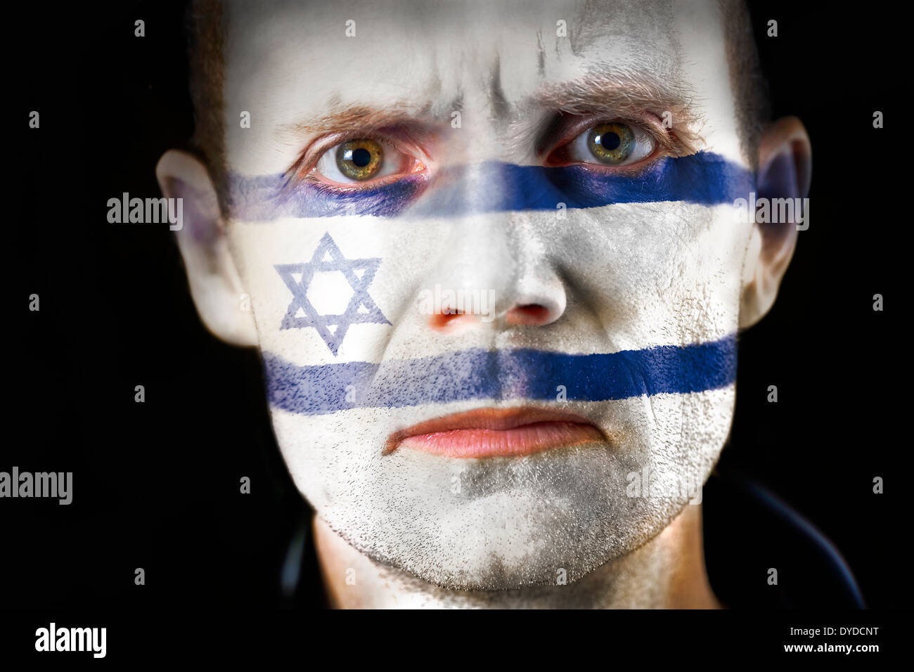 Ein intensiver Blick von einem Mann mit ihrem Gesicht gemalt mit der Israel-Flagge. Stockfoto