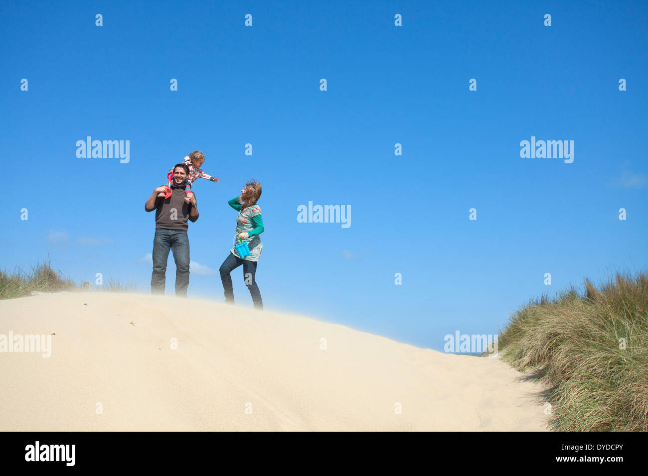 Eine junge Familie, die Sanddünen bei Horsey Gap auf der Norfolk-Küste zu erkunden. Stockfoto