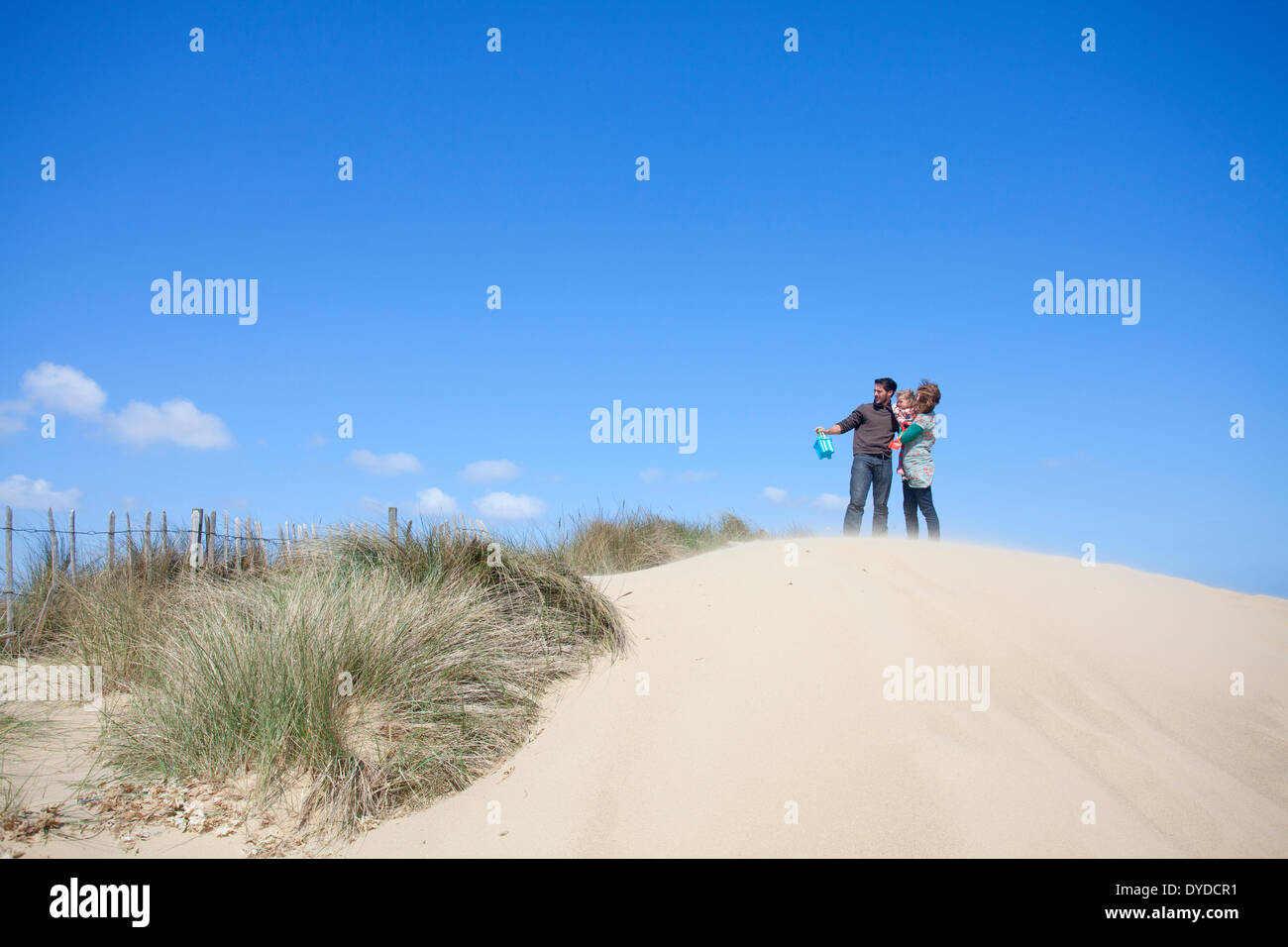 Eine junge Familie, die Sanddünen bei Horsey Gap auf der Norfolk-Küste zu erkunden. Stockfoto