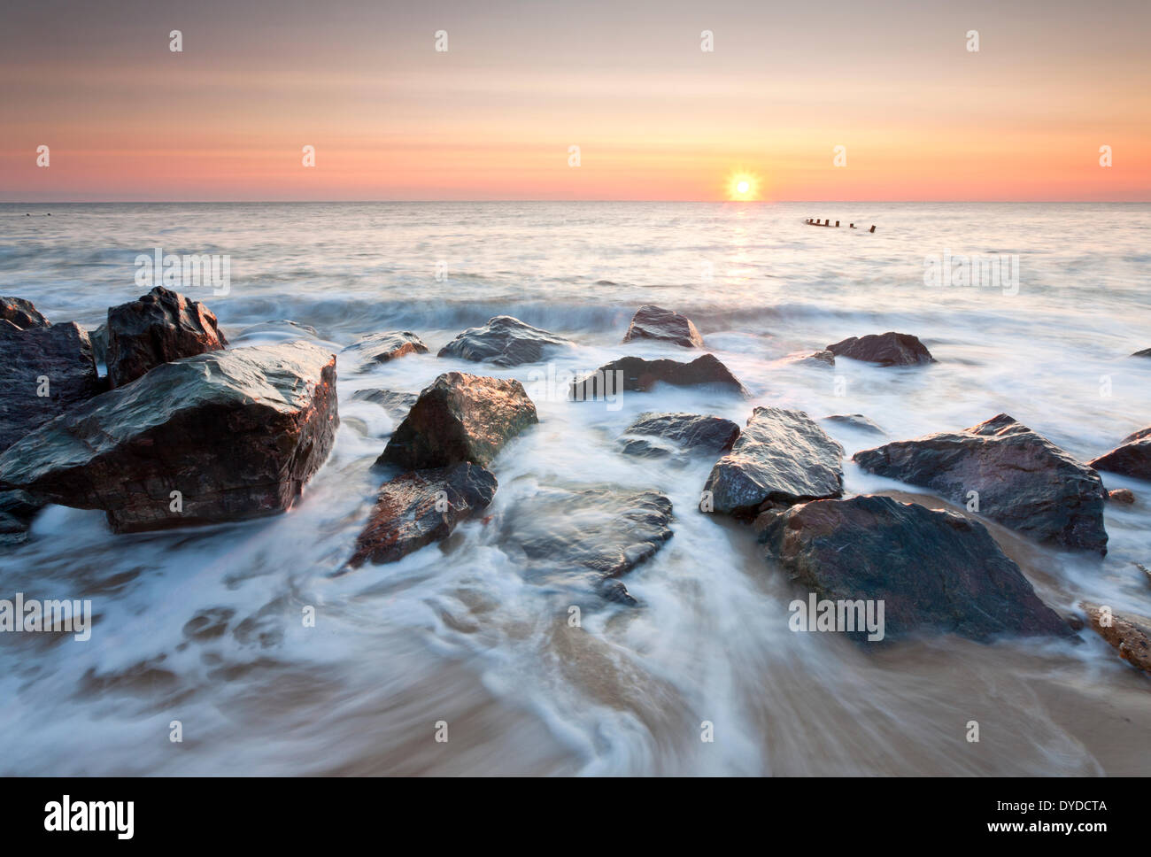 Happisburgh Strand und die verfallenen Küstenschutzes an der ersten Ampel an der Küste von Norfolk. Stockfoto