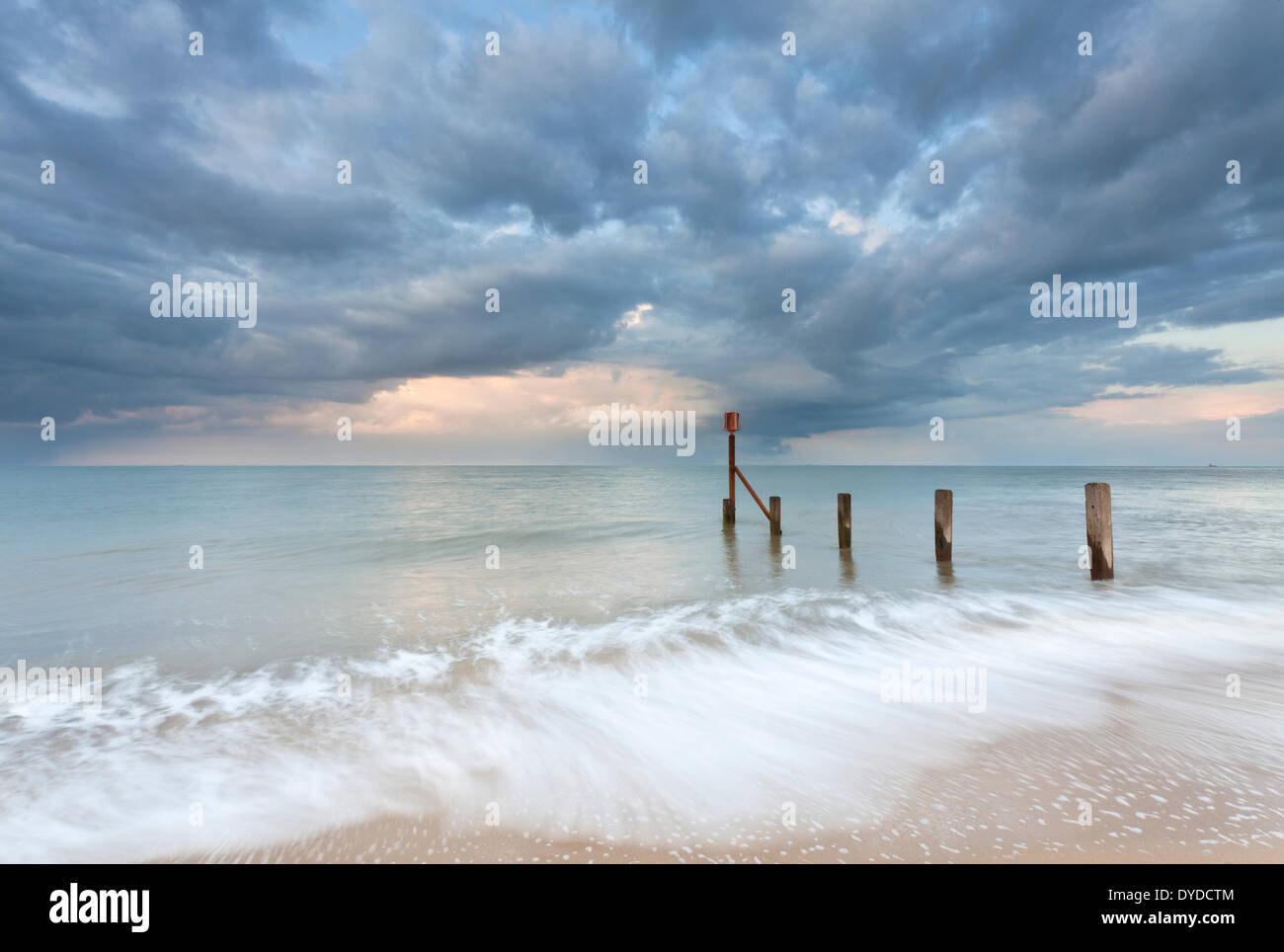 Ein Gewitter geht über Horsey Strand an der Küste von Norfolk. Stockfoto