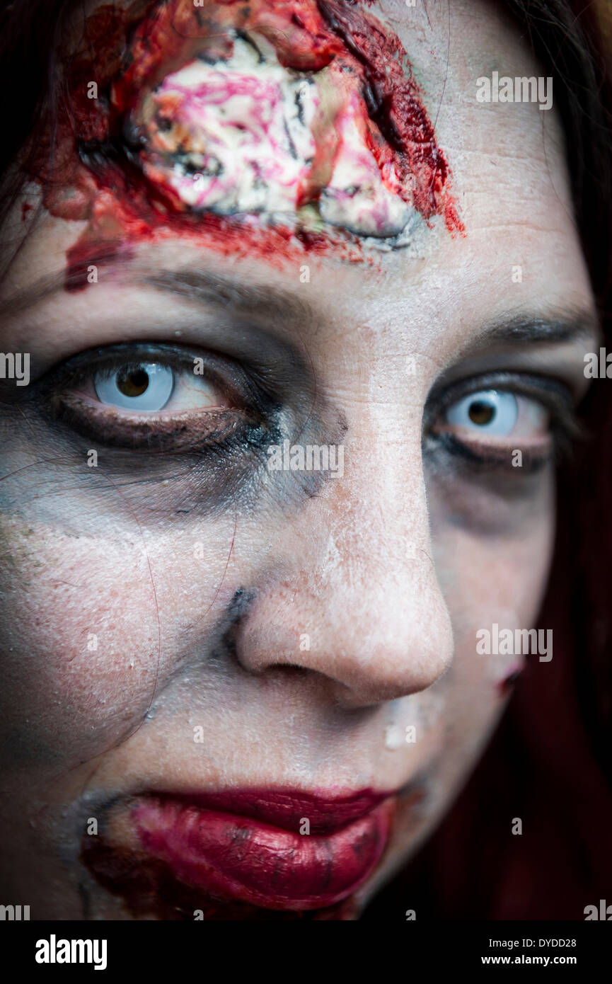 Ein Teilnehmer in der jährlichen Zombie Invasion of London Geld für wohltätige Zwecke St Mungo obdachlos. Stockfoto