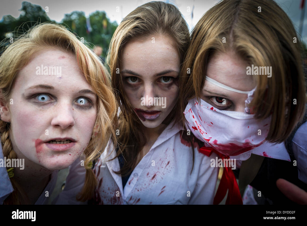 Drei jungen Teilnehmer in der jährlichen Zombie Invasion of London Geld für wohltätige Zwecke St Mungo obdachlos. Stockfoto