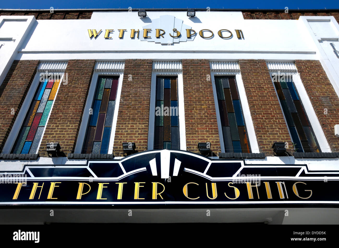 Whitstable, Kent, England, UK. Wetherspoons Pub "The Peter Cushing" in der ehemaligen Oxford-Kino (Art-Deco - 1935) Stockfoto