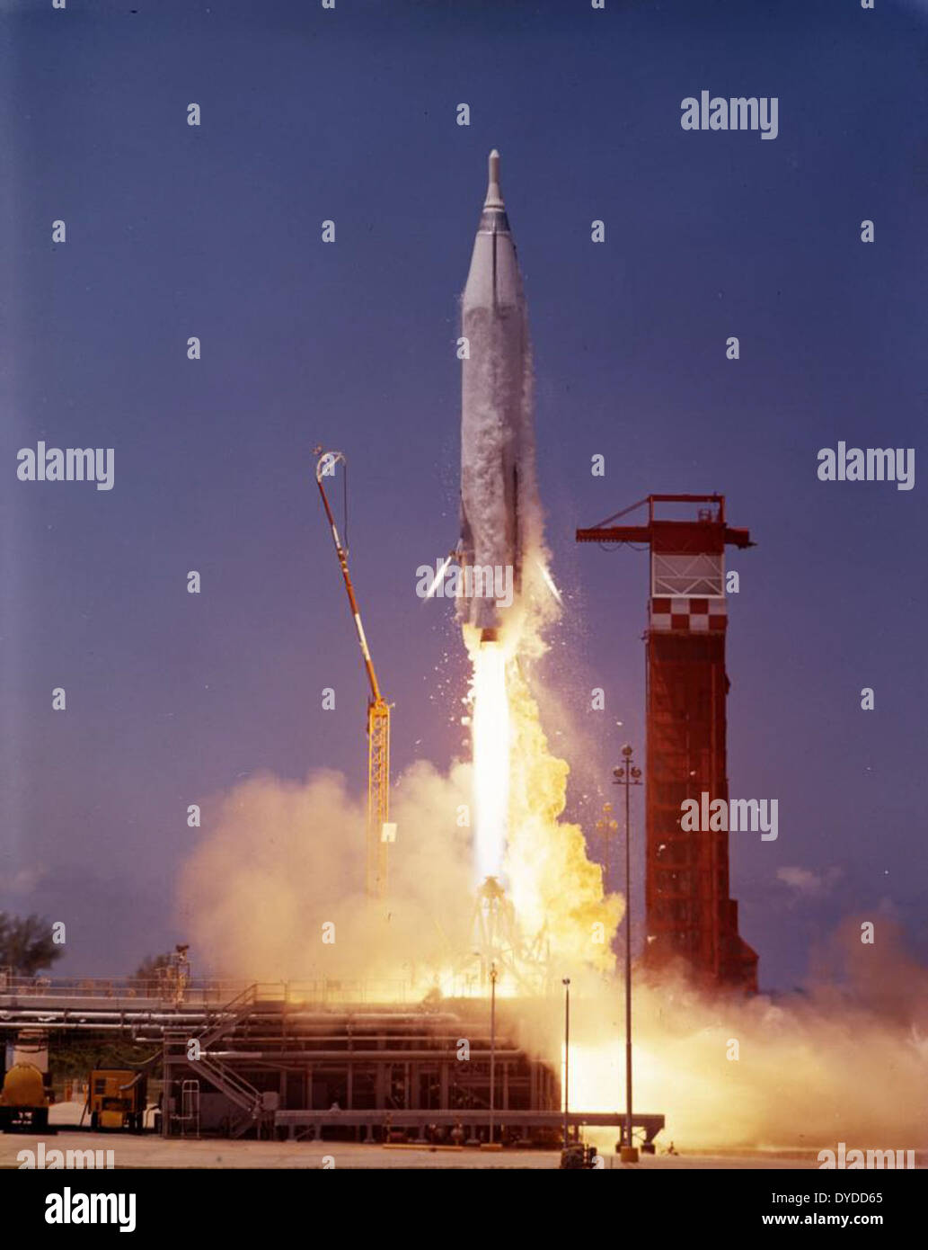 Die Atlas ICBM (Intercontinental ballistic Missile) war ein wichtiger Bestandteil der US-amerikanischen nuklearen Abschreckung während des Kalten Krieges. Die Rakete war in der Lage, nukleare Nutzlasten über große Entfernungen zu transportieren und wurde von Bodensilos aus gestartet. Stockfoto