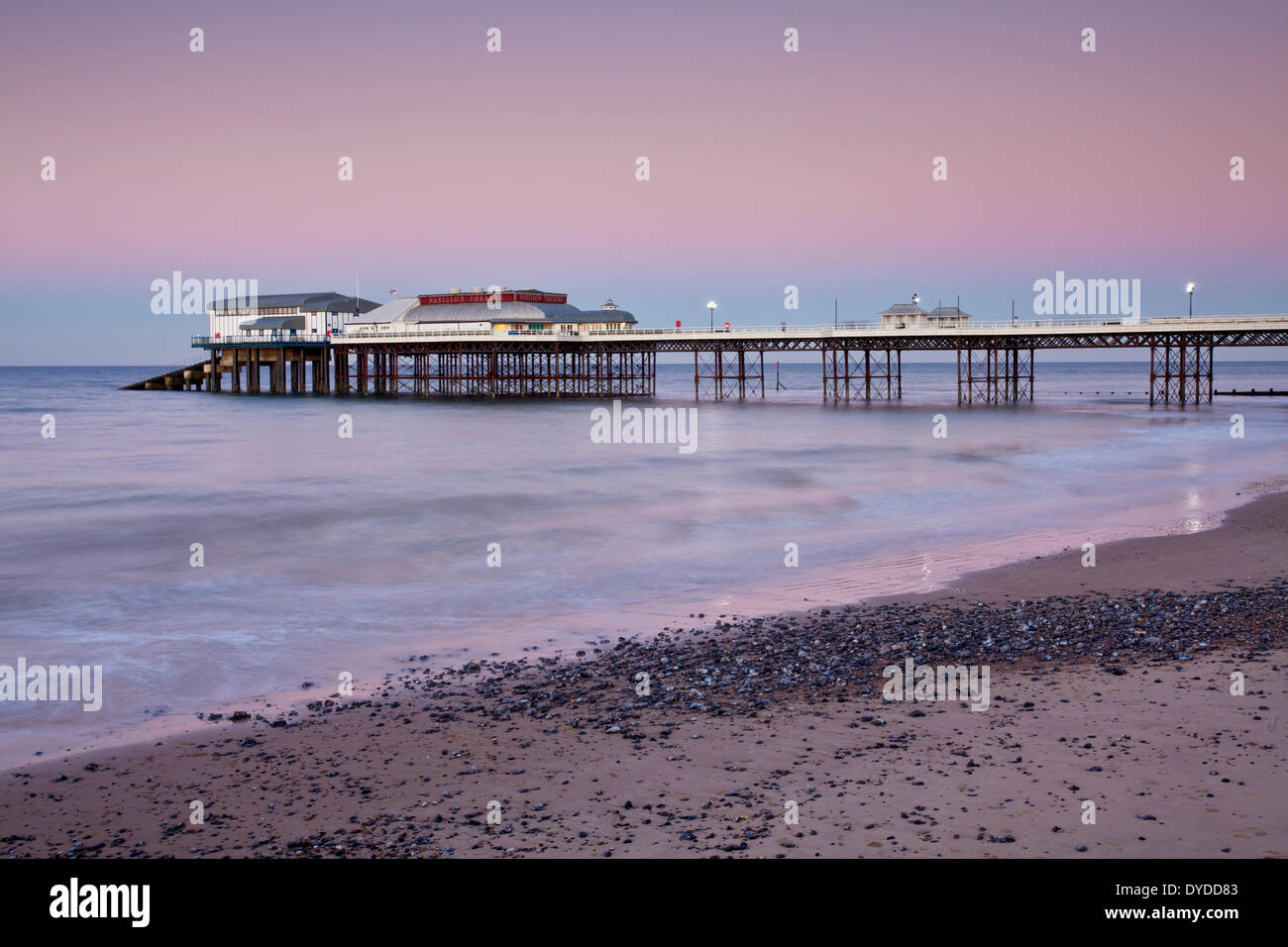 Cromer Pier in der Abenddämmerung auf der nördlichen Küste von Norfolk. Stockfoto