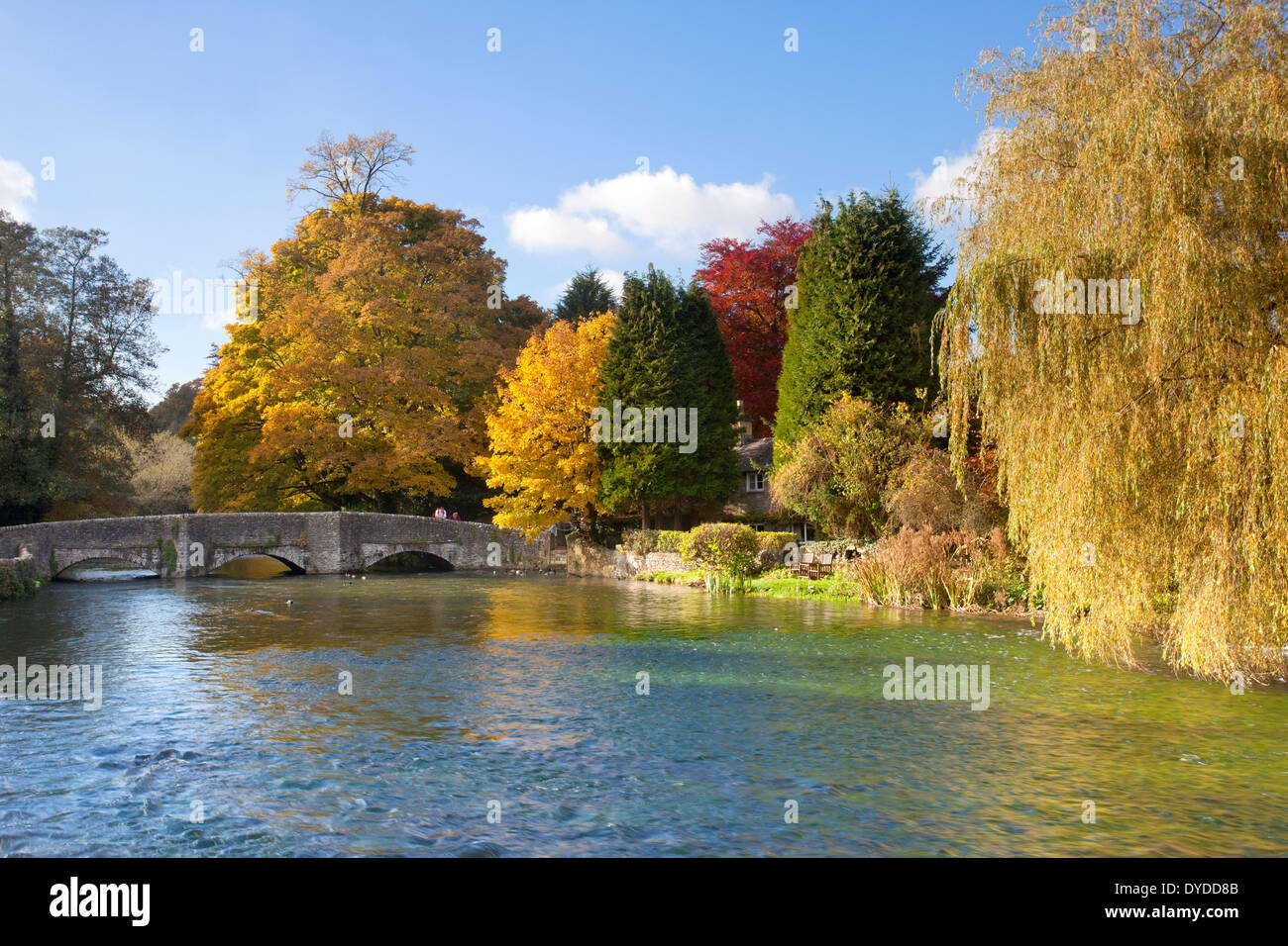 Ashford im Wasser an einem herbstlichen Nachmittag im Peak District. Stockfoto