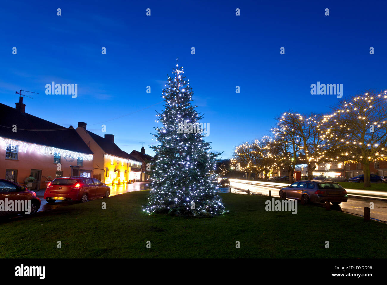 Weihnachtsbeleuchtung am Burnham Market. Stockfoto