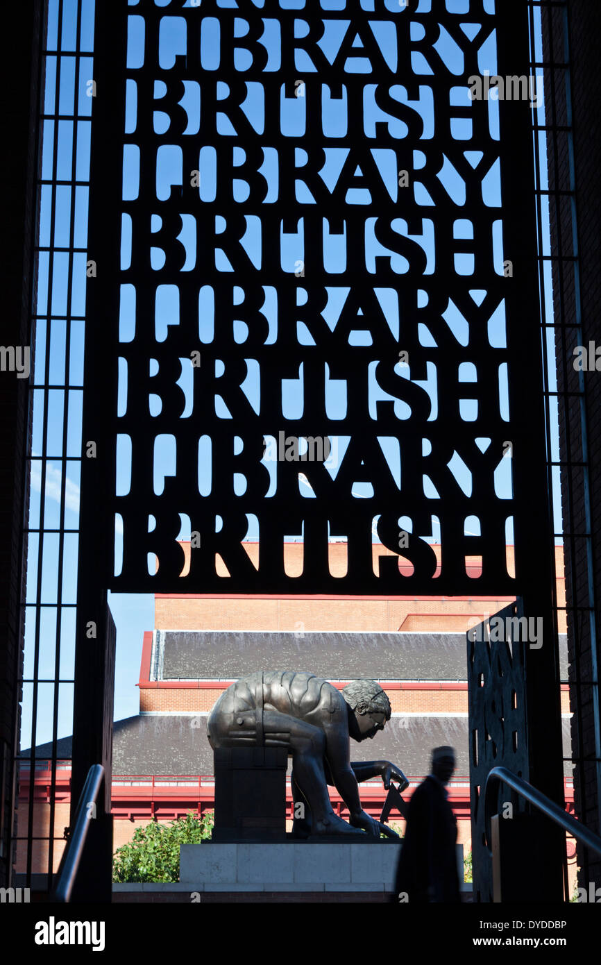 Ein Mann betritt die British Library durch Metalltor. Stockfoto