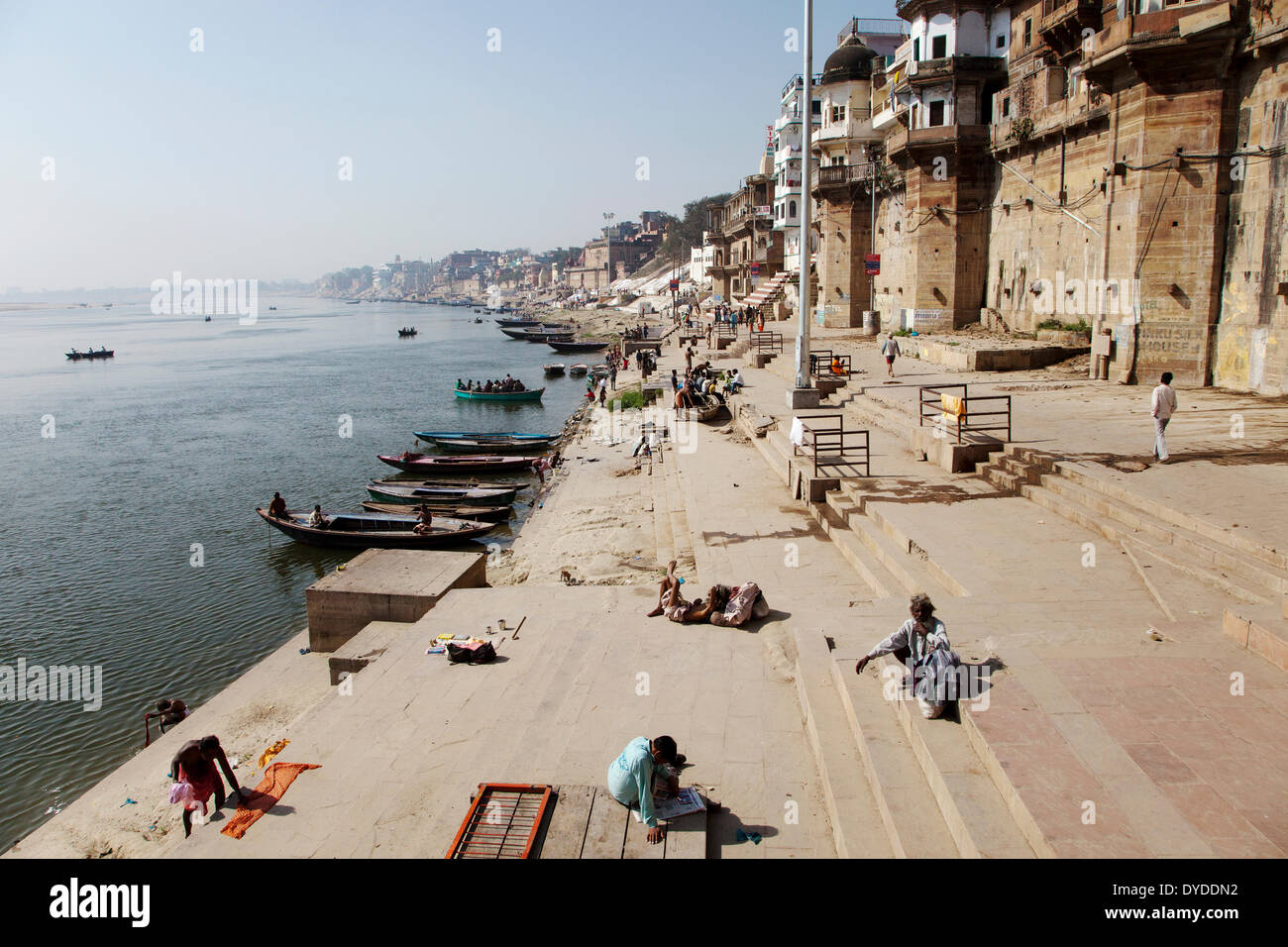 Ein Blick entlang der Ghats von Varanasi. Stockfoto