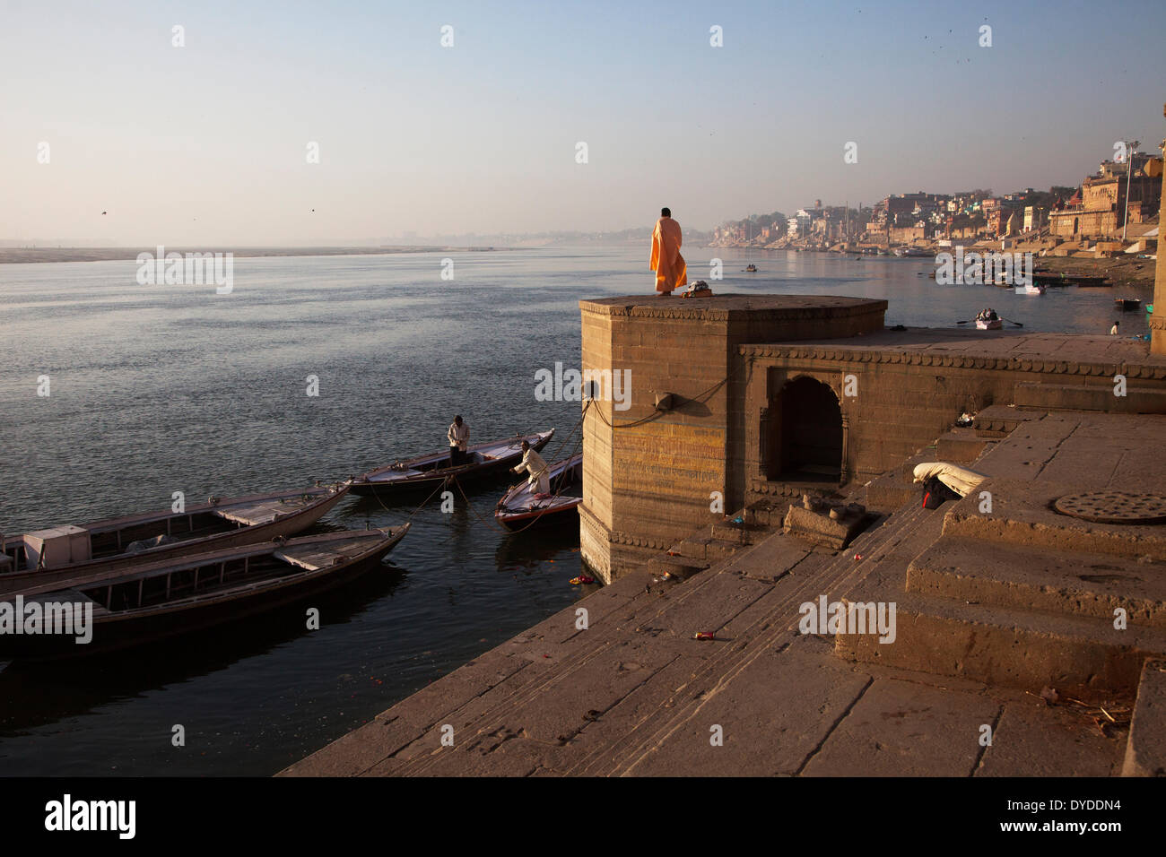 Ein Blick entlang der Ghats von Varanasi. Stockfoto