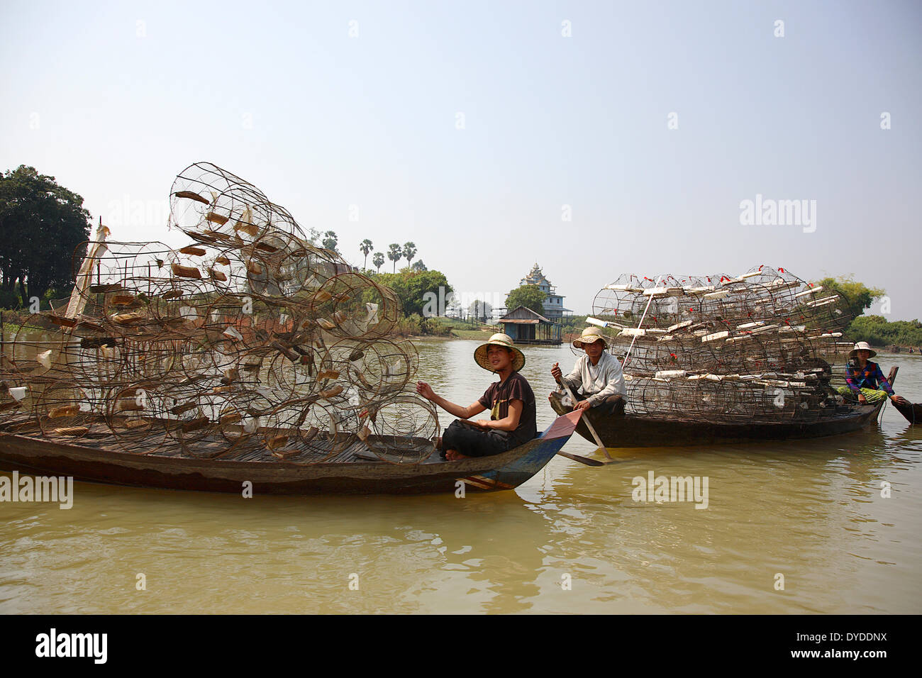 Fischer am Fluss Sangker gestochen zwischen Siem Reap und Battambang. Stockfoto