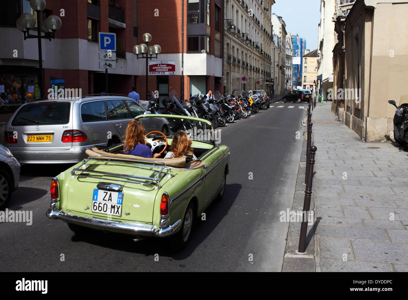 Ein Retro-Auto auf Rue Rambuteau. Stockfoto